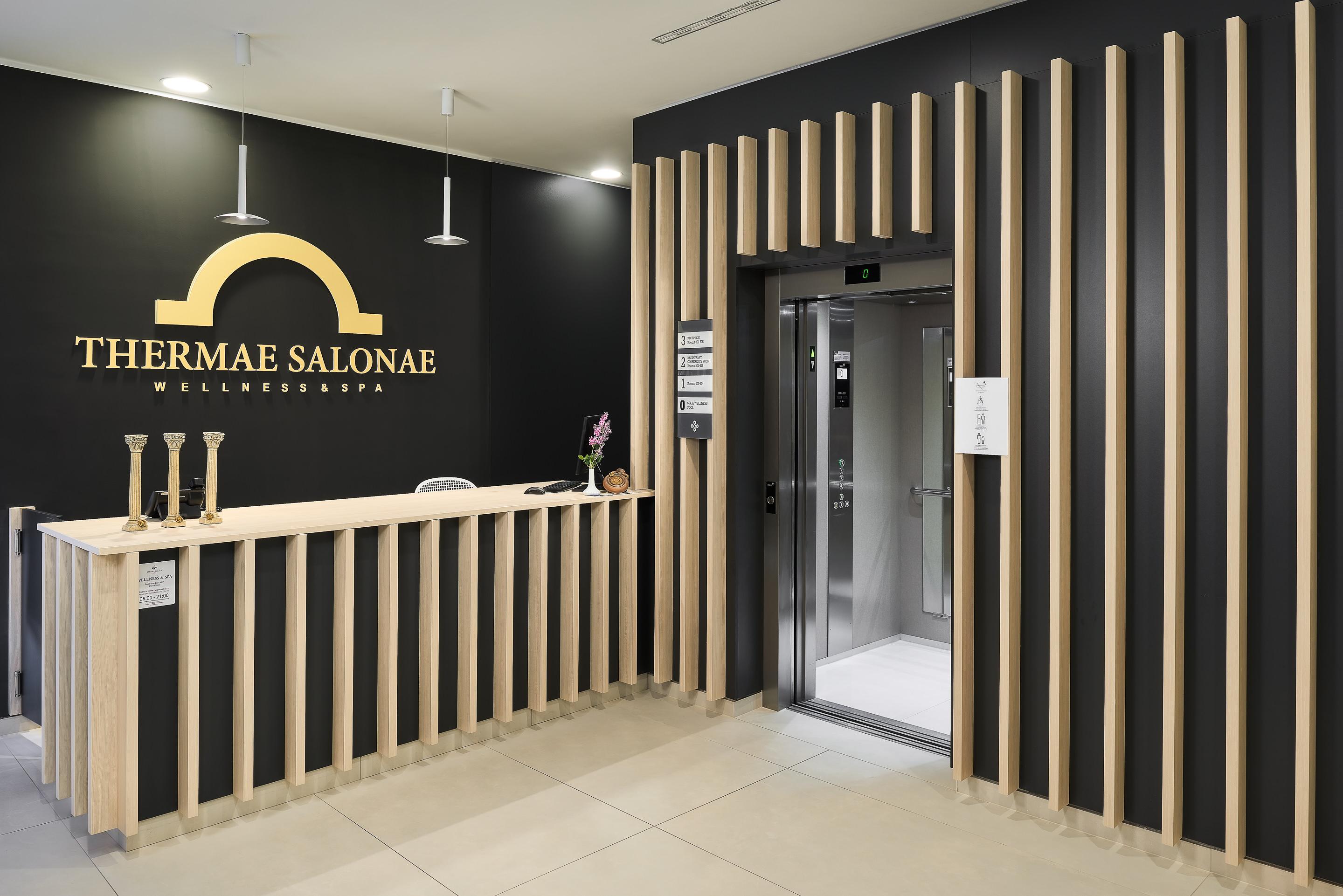 Hotel Salona Palace Bagian luar foto