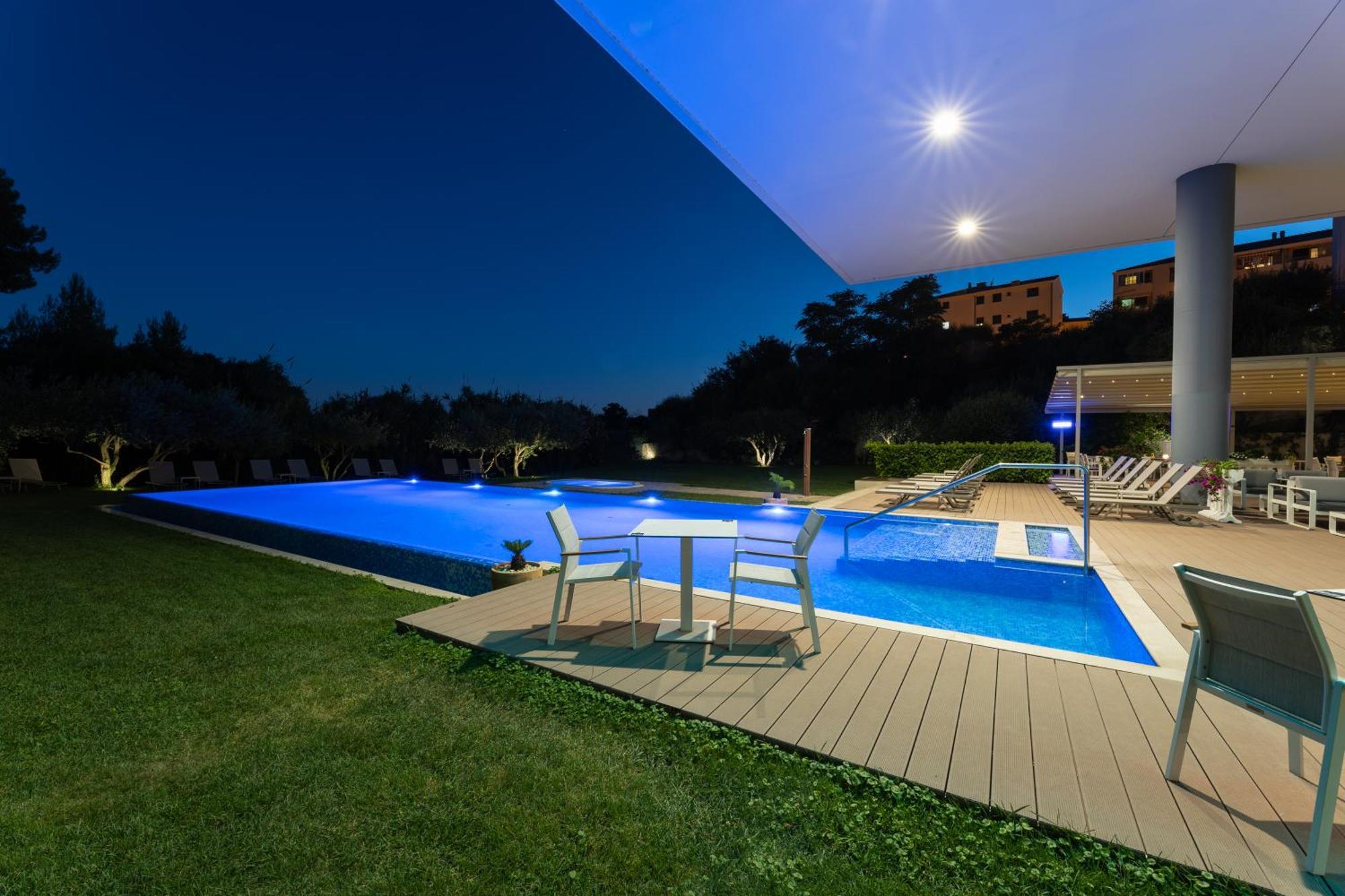 Hotel Salona Palace Bagian luar foto