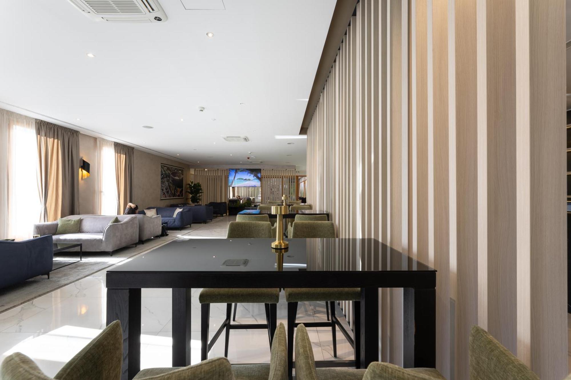 Hotel Salona Palace Bagian luar foto