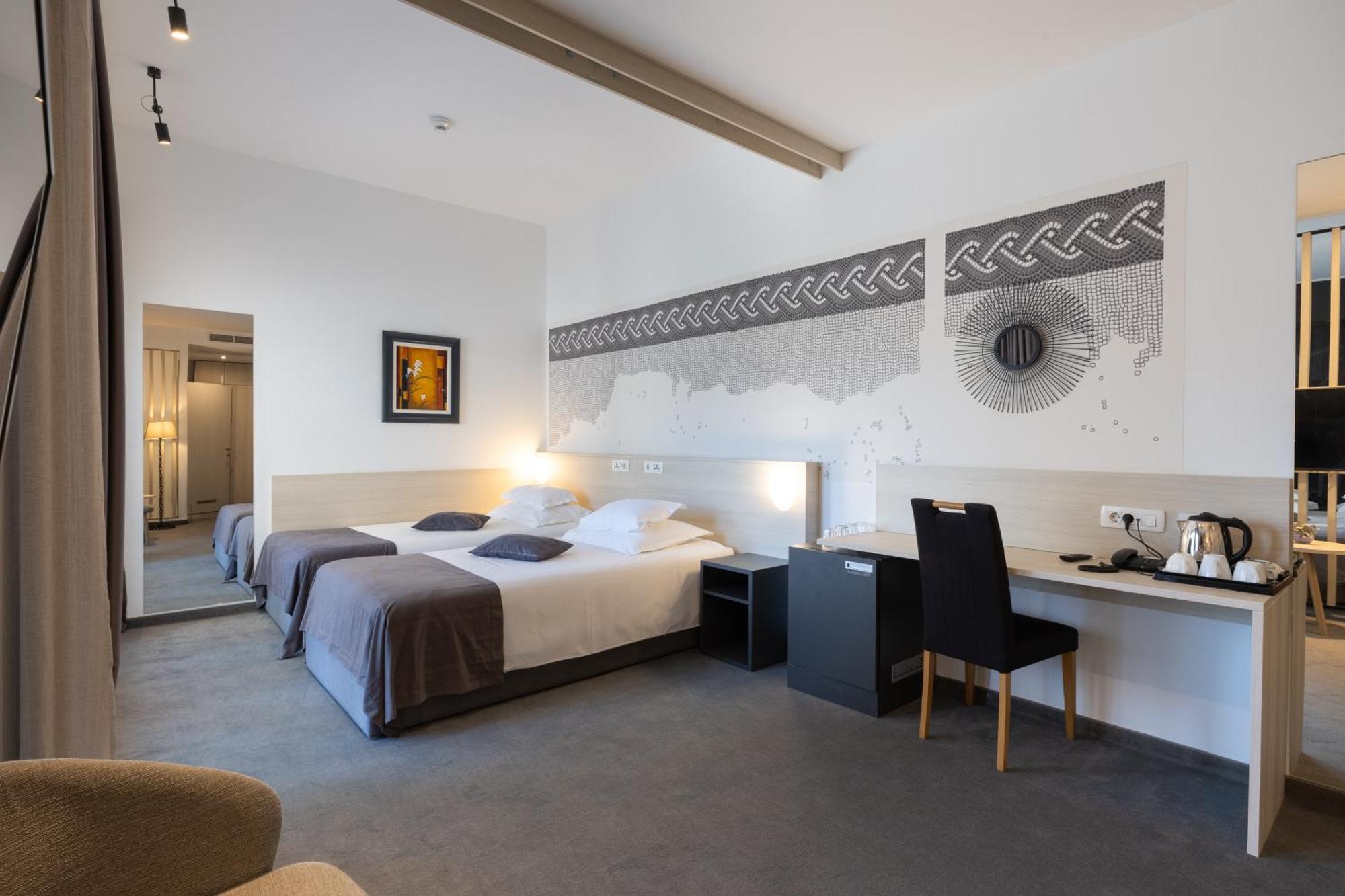 Hotel Salona Palace Bagian luar foto