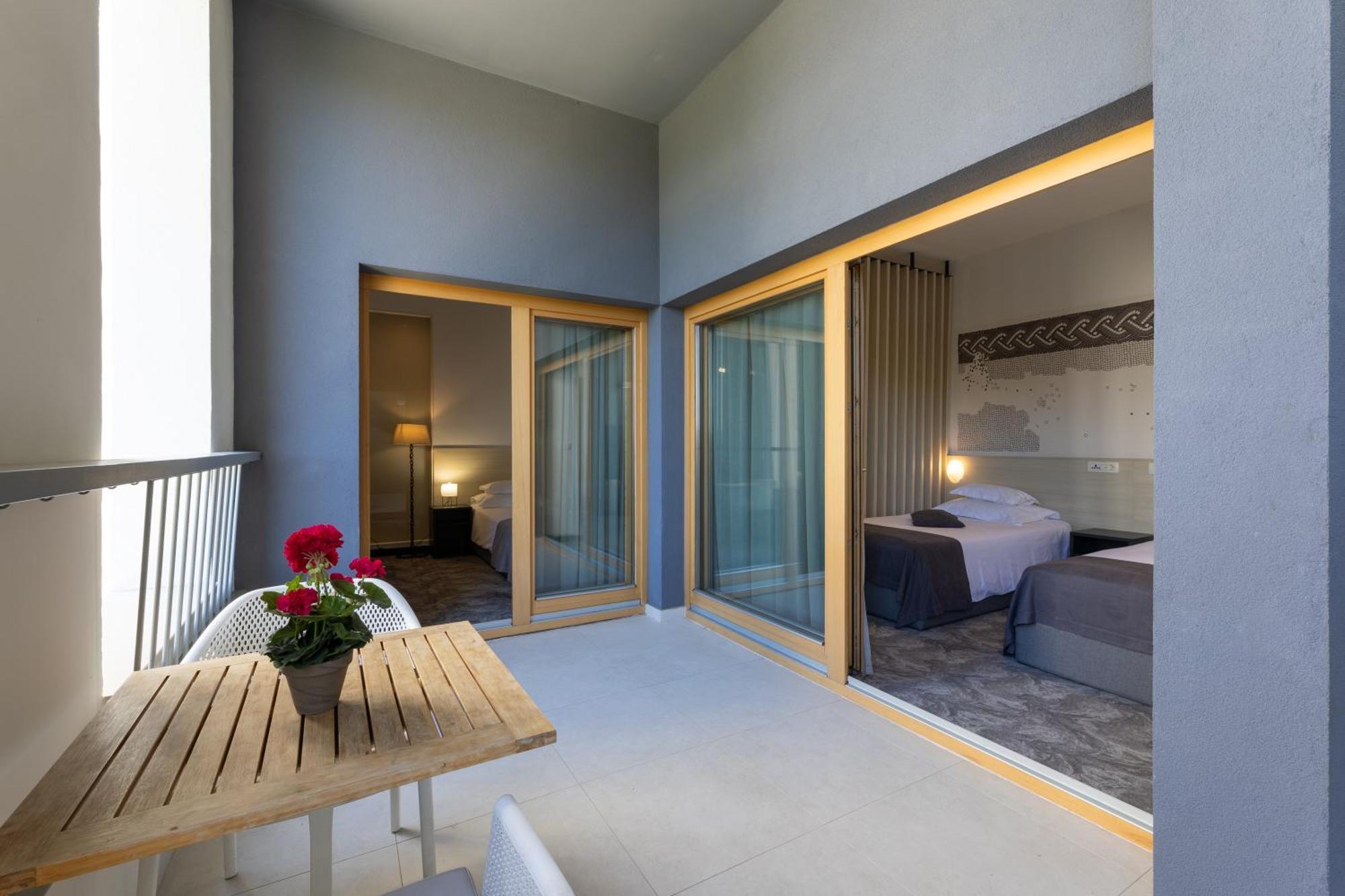 Hotel Salona Palace Bagian luar foto