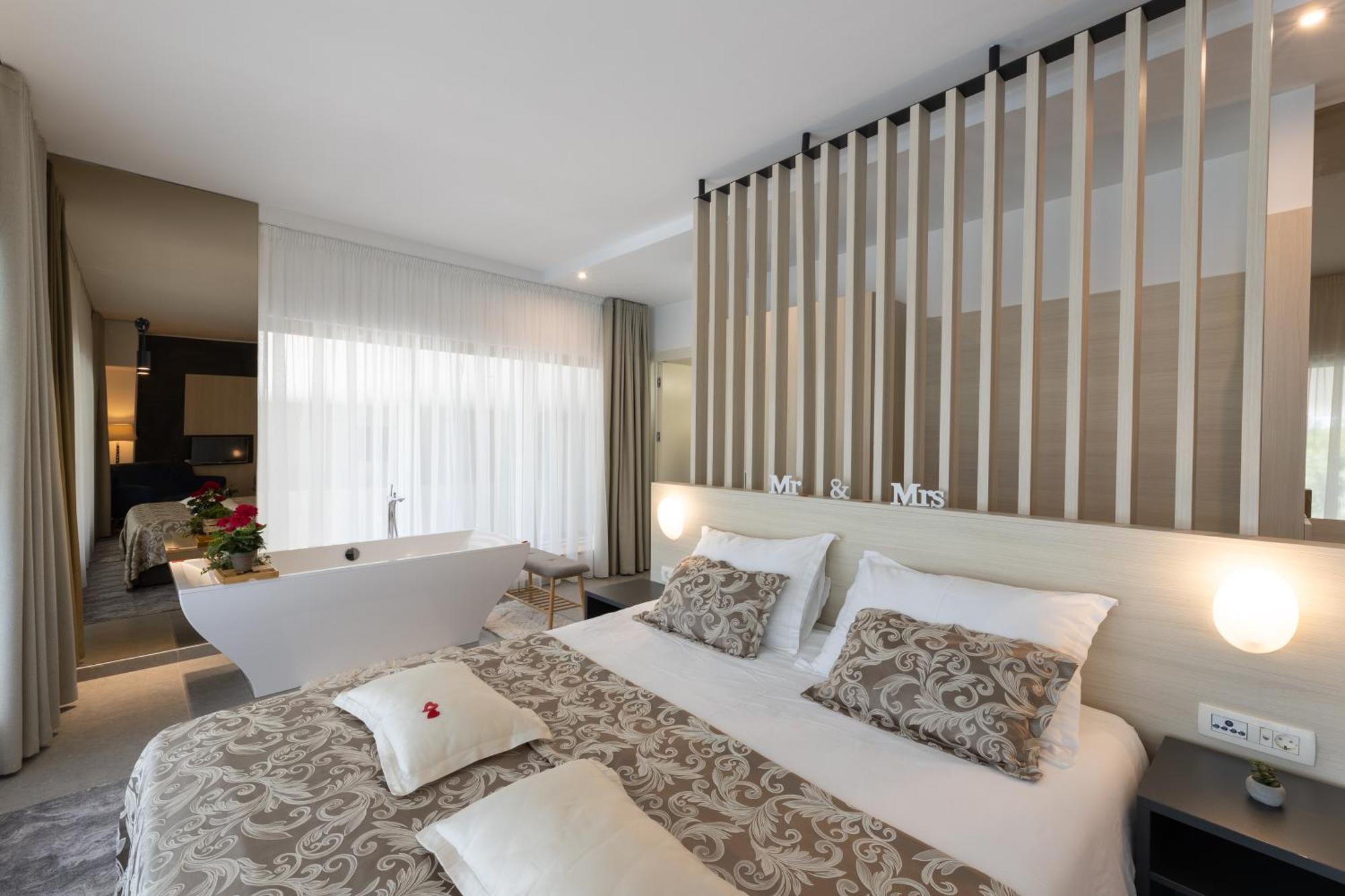 Hotel Salona Palace Bagian luar foto