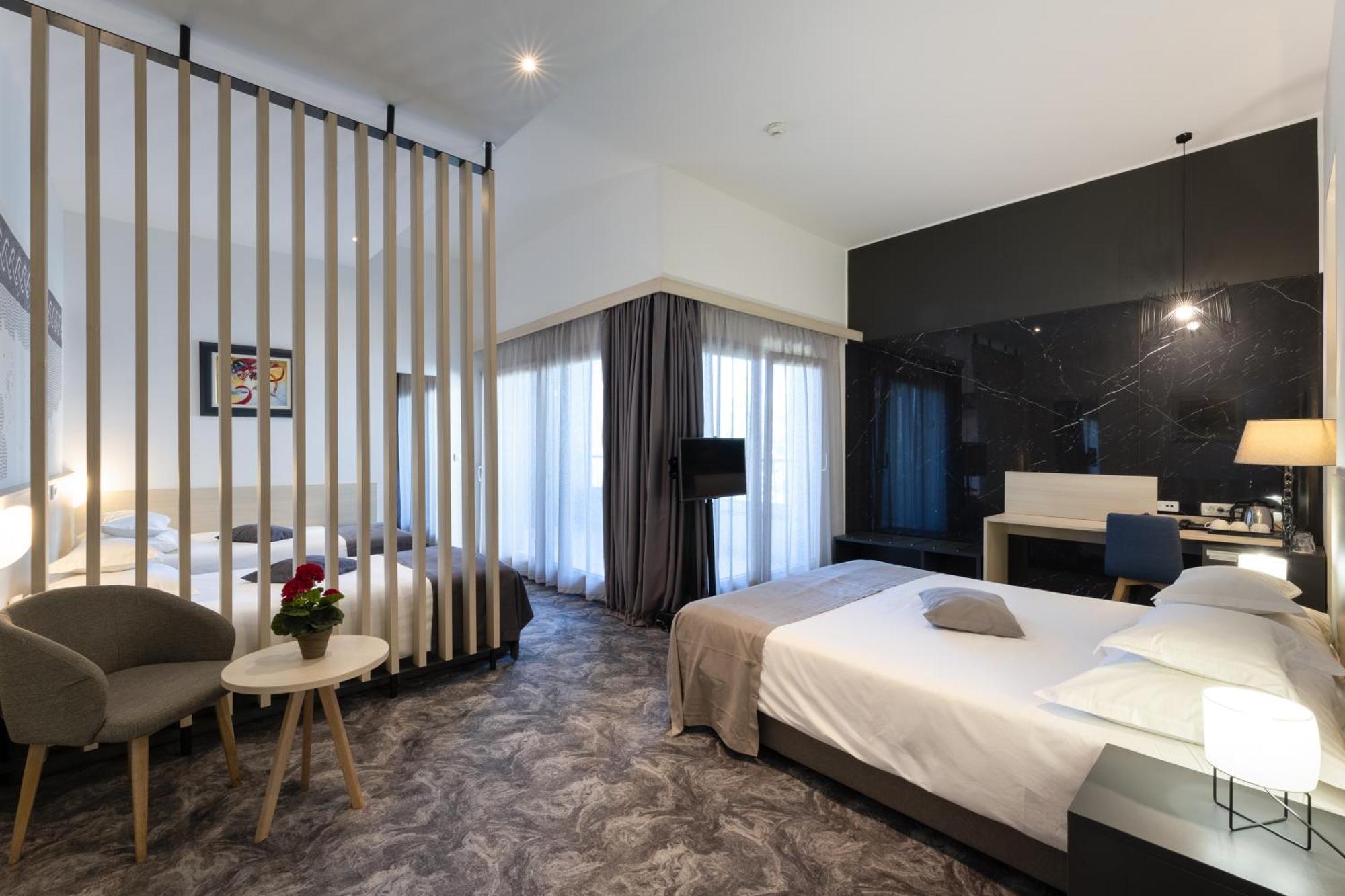 Hotel Salona Palace Bagian luar foto