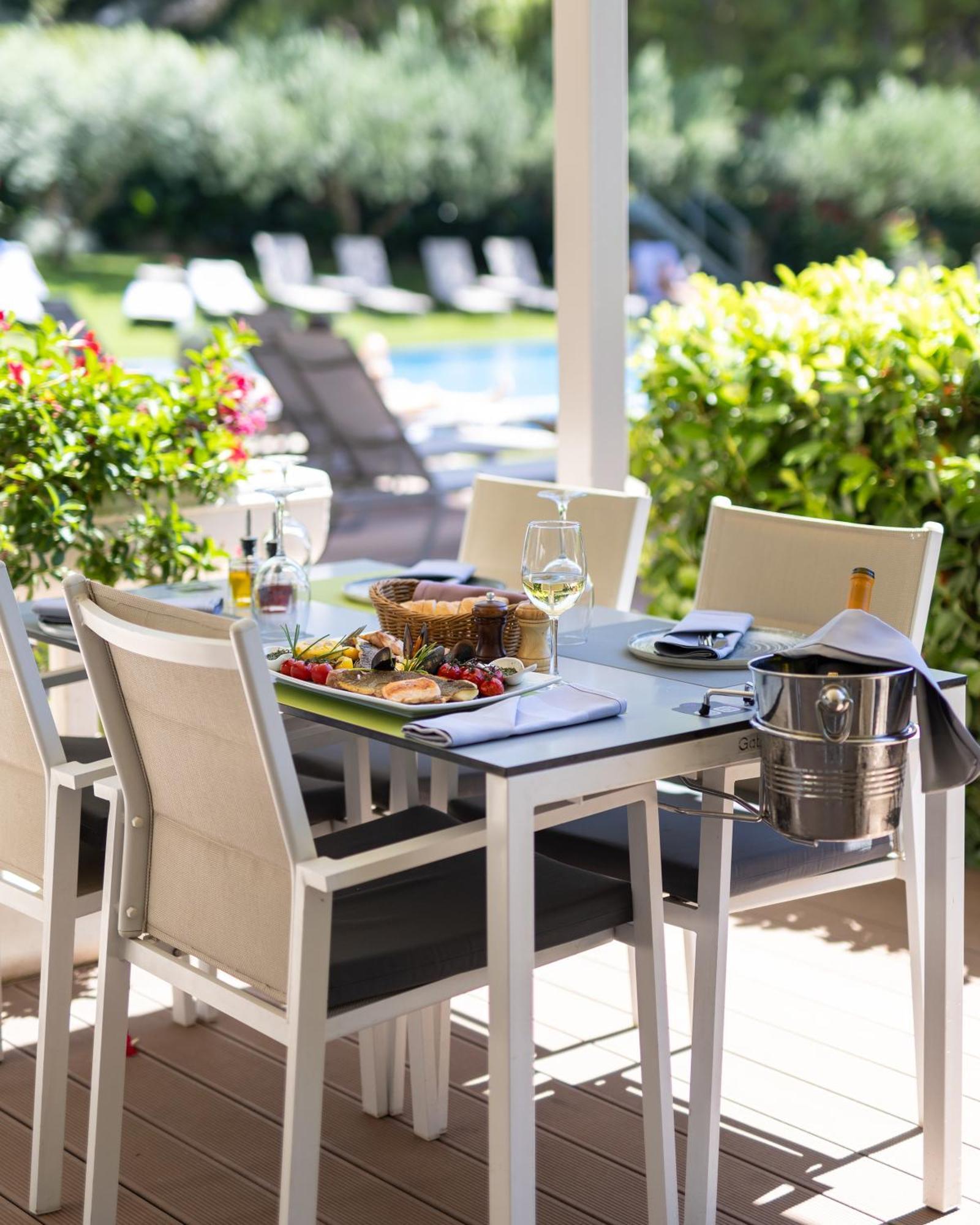 Hotel Salona Palace Bagian luar foto