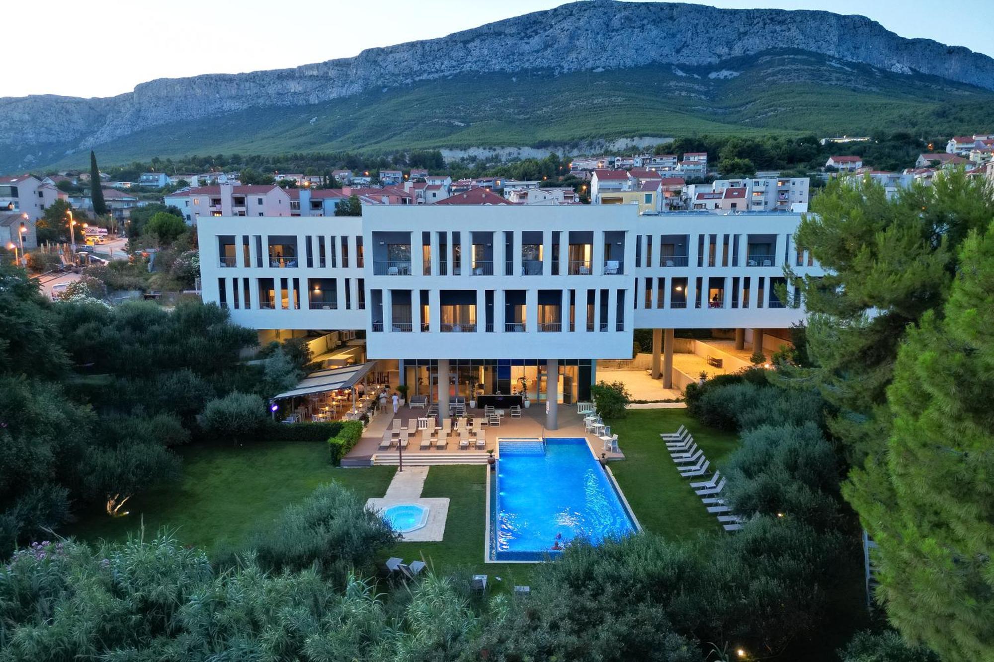 Hotel Salona Palace Bagian luar foto